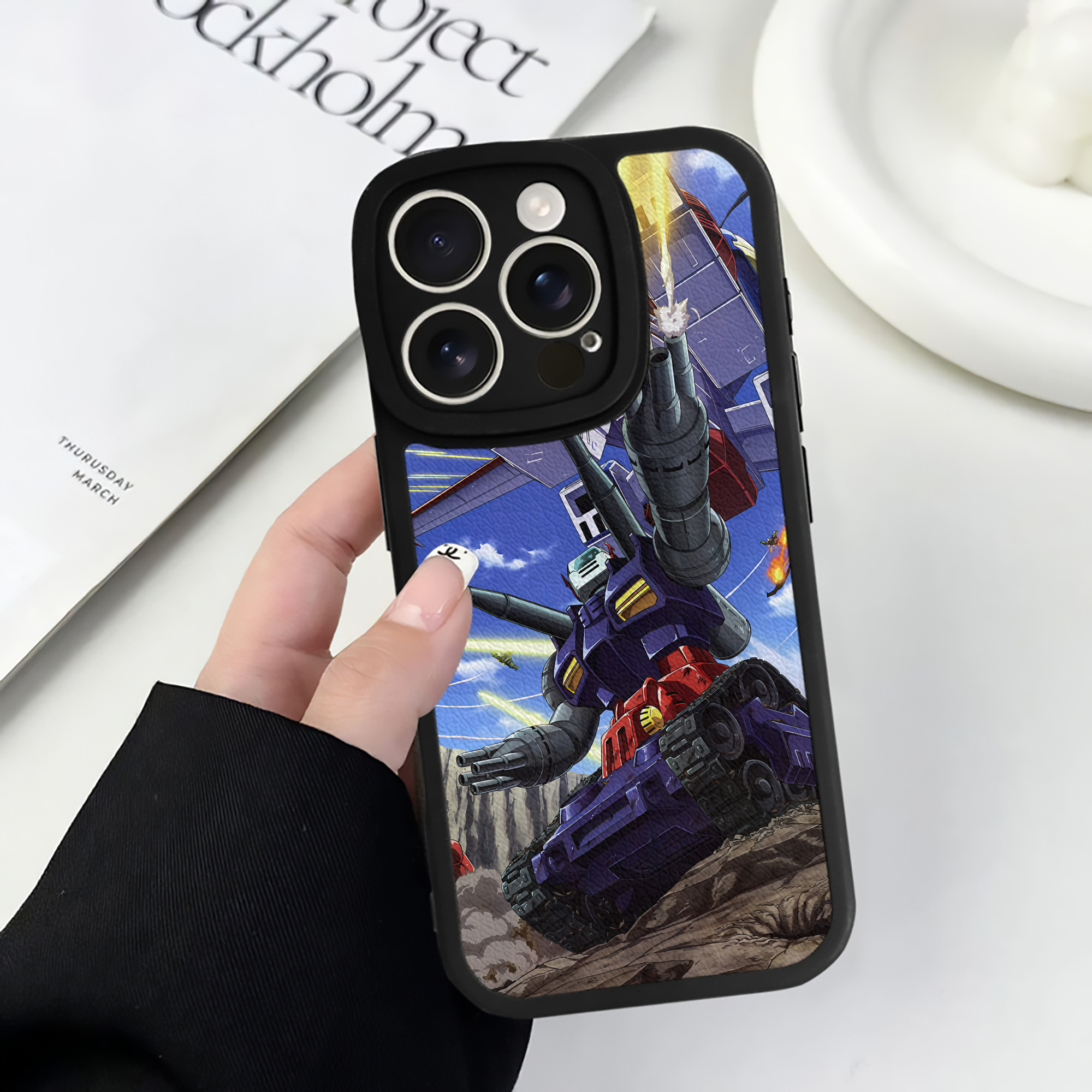（画像用） 機動戦士ガンダム Mobile Suit Gundam 【iPhone 16シリーズ対応】シリコンスマホケース（レザー調） 材質：シリコン